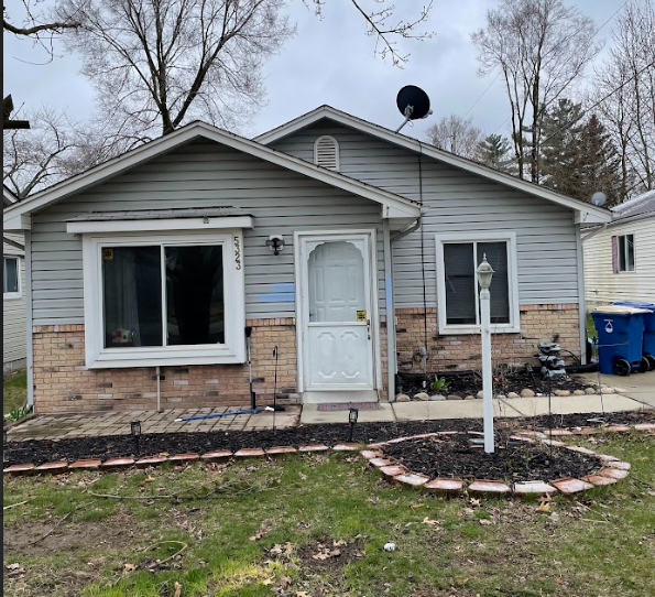 5323 Clinton River Dr in Waterford Township, MI - Foto de edificio - Building Photo
