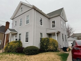 184 Cleveland Ave in Mineola, NY - Building Photo