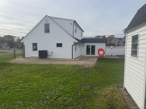 10 Vermont St in Lindenhurst, NY - Building Photo - Building Photo