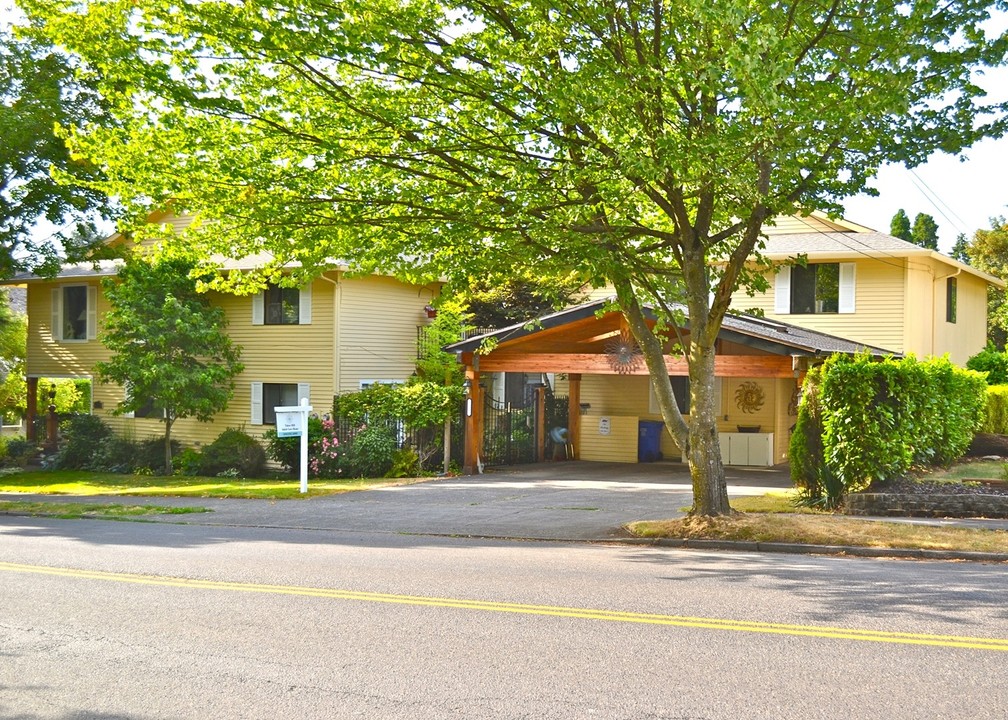 6243-6245 SE Belmont St in Portland, OR - Building Photo