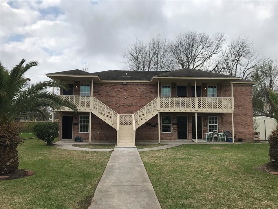 704 Avenue B-Unit -4 in La Marque, TX - Building Photo