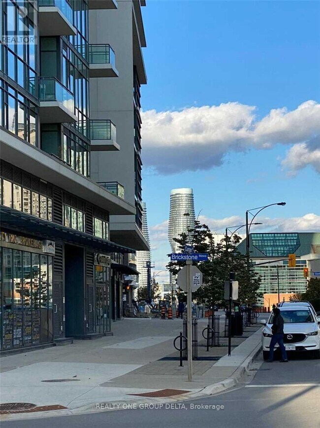 4055-4055 Parkside Village Dr in Mississauga, ON - Building Photo - Building Photo