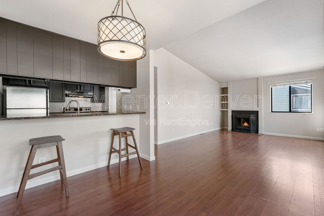 6880 E Mississippi Ave in Denver, CO - Foto de edificio