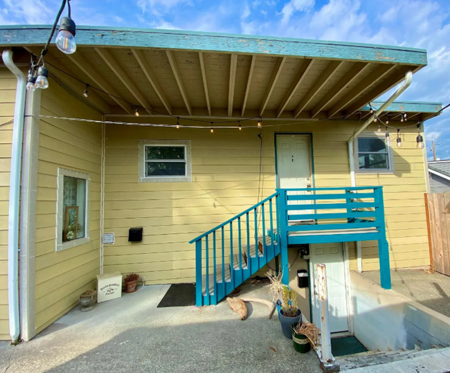 749 N 105th St-Unit -B in Seattle, WA - Foto de edificio - Building Photo