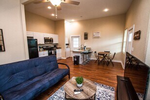 121 Douglas Way St in San Antonio, TX - Building Photo