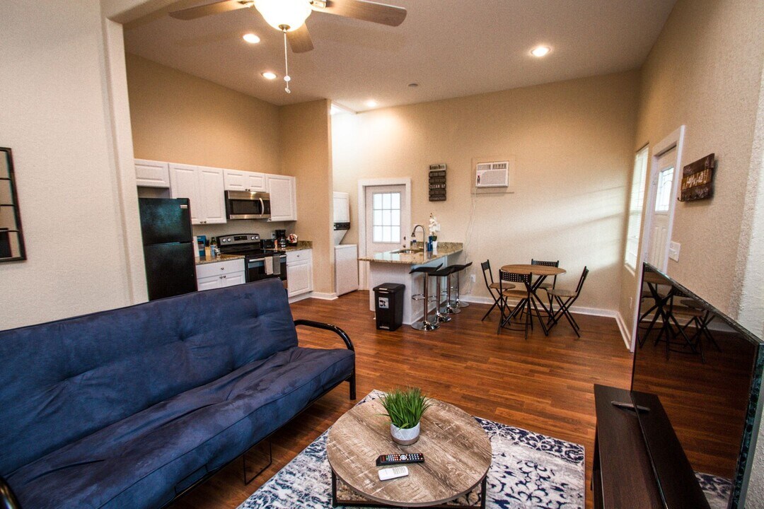 121 Douglas Way St in San Antonio, TX - Building Photo