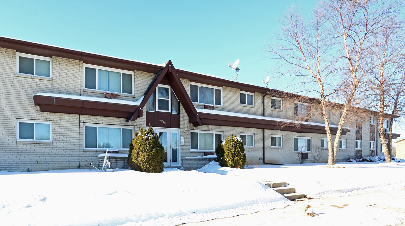 6213 S 13th St in Milwaukee, WI - Foto de edificio