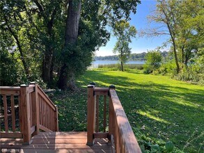 253 Peninsula Rd in Medicine Lake, MN - Building Photo - Building Photo