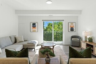 Alma College Square in St Thomas, ON - Building Photo