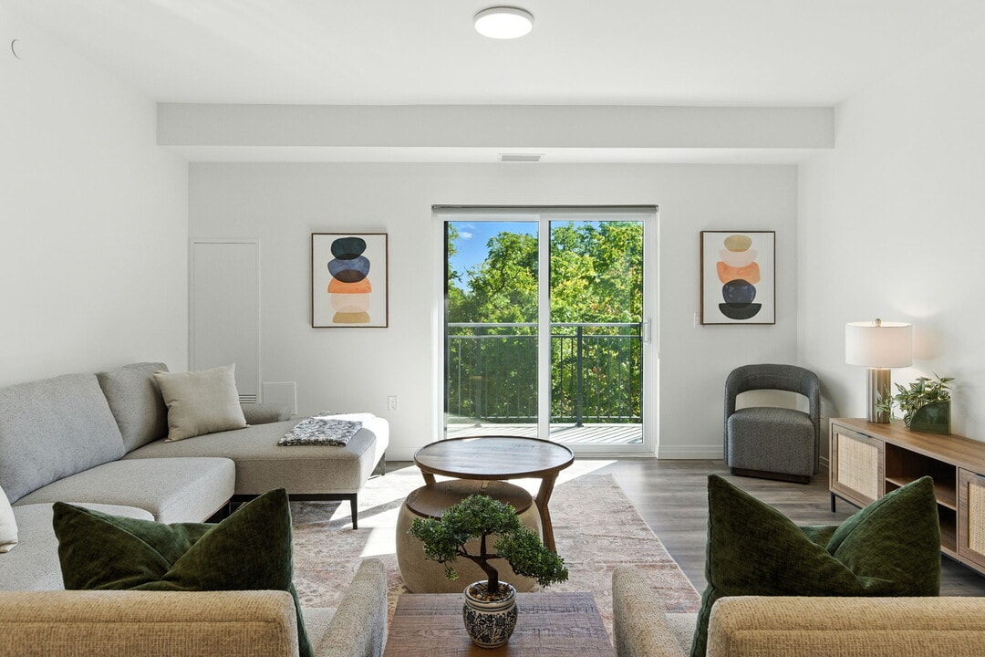 Alma College Square in St Thomas, ON - Building Photo