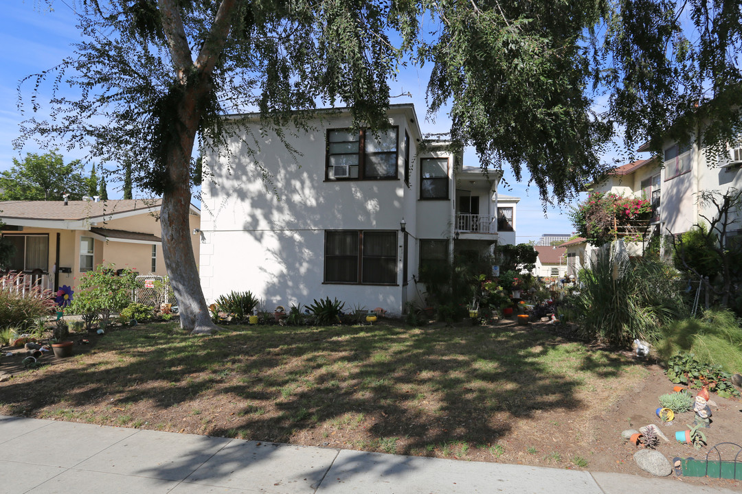 135 S Everett St in Glendale, CA - Building Photo