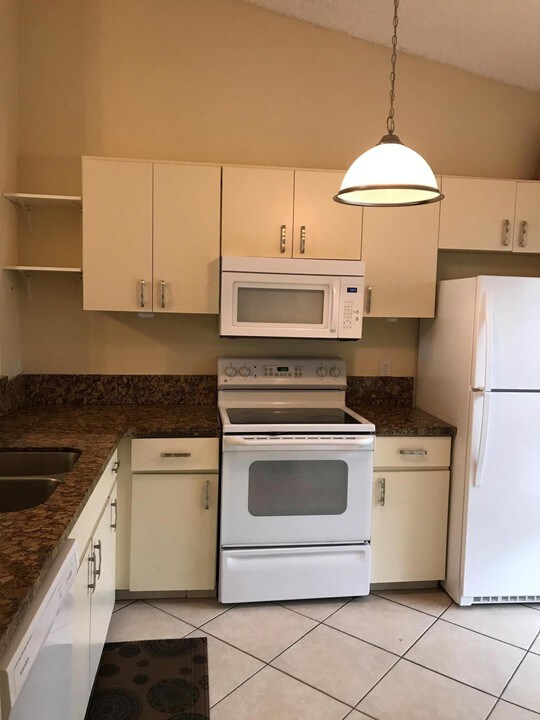 9090 SW 21st St-Unit -E in Boca Raton, FL - Building Photo
