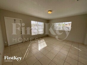 1231 NE 214th St in Miami, FL - Foto de edificio - Building Photo