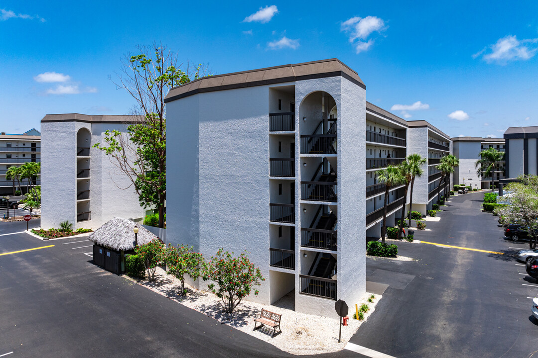 Anglers Cove Condominium Association in Marco Island, FL - Foto de edificio