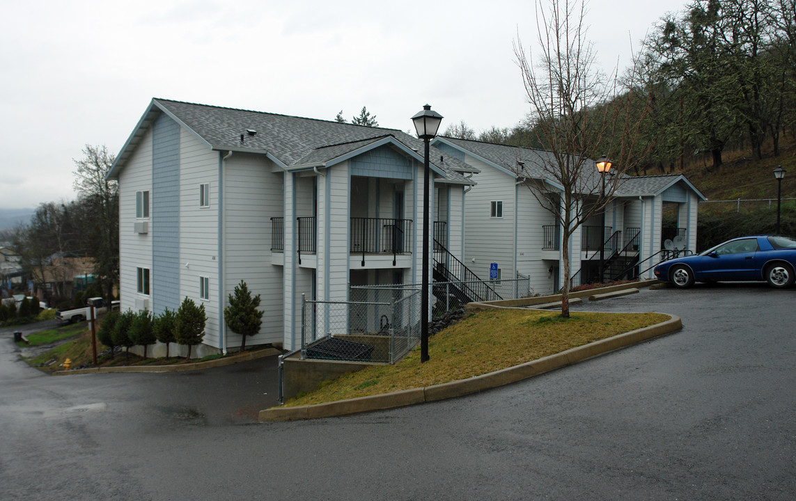 1010-1050 NE Crescent St in Roseburg, OR - Building Photo