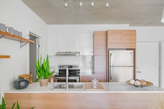L'Hexagone Appartements in Montréal, QC - Building Photo - Building Photo