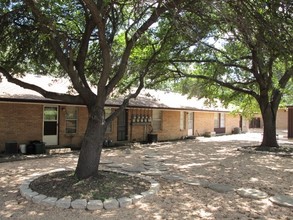 2030 Menard Hwy in Brady, TX - Foto de edificio - Building Photo