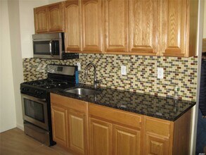 21-07 38th St-Unit -1R in Queens, NY - Building Photo - Building Photo