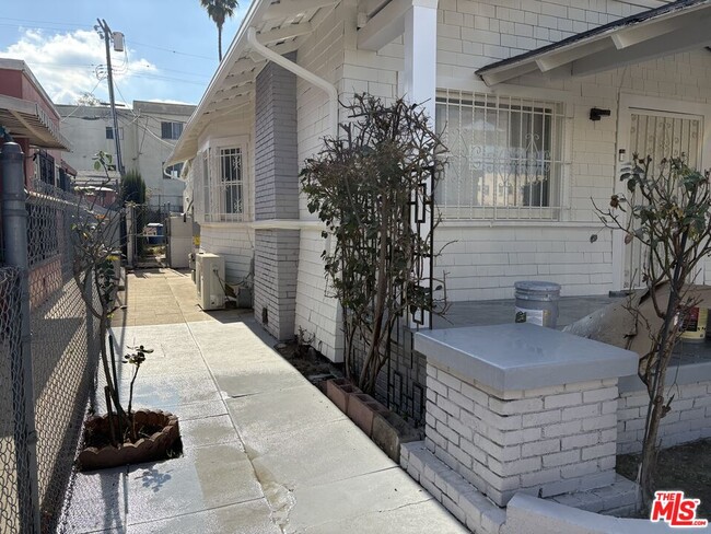 2526 W 21st St in Los Angeles, CA - Building Photo - Building Photo