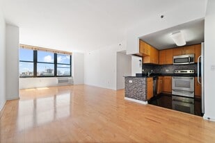 102 Christopher Columbus Dr in Jersey City, NJ - Building Photo