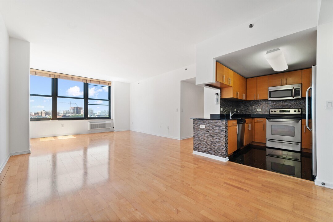 102 Christopher Columbus Dr in Jersey City, NJ - Building Photo