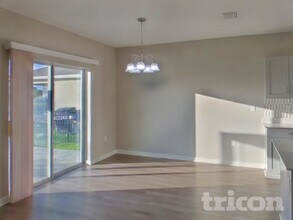 5475 Summer Sunset Dr in Apollo Beach, FL - Foto de edificio - Building Photo