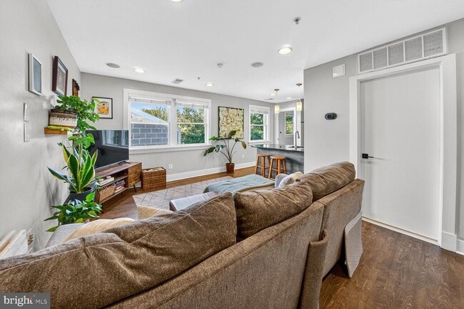 2608 Sherman Ave NW in Washington, DC - Foto de edificio - Building Photo