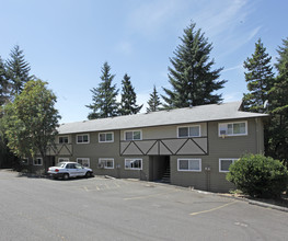 Gladstone Forest Apartments in Gladstone, OR - Building Photo - Building Photo