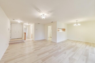 825 WATERVIEW Cir in Vernon Hills, IL - Building Photo - Building Photo