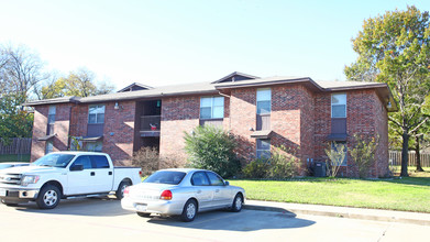 511 South Main Street in Mansfield, TX - Foto de edificio - Building Photo