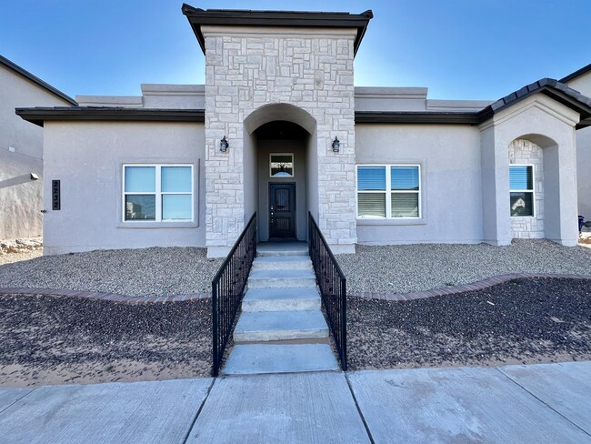 2232 Sammy Cervantes St in El Paso, TX - Building Photo - Building Photo