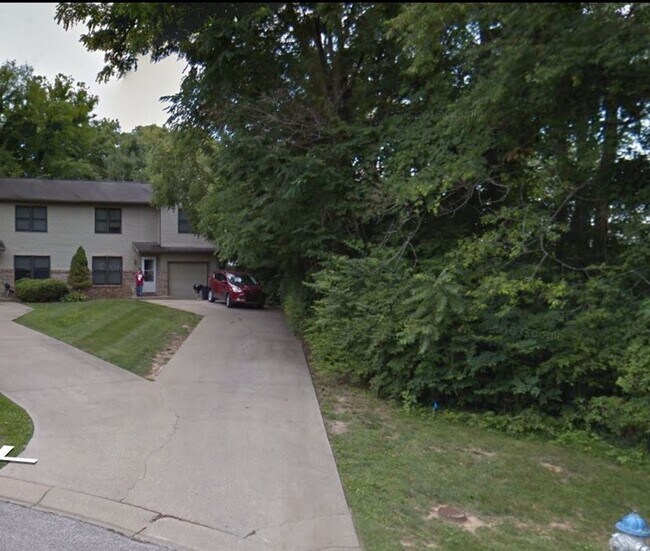 150 E Kennedy Ct in Bloomington, IN - Foto de edificio - Building Photo
