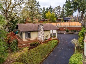 73 River Dr in Roseburg, OR - Building Photo