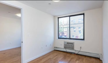924 Metropolitan Ave in Brooklyn, NY - Foto de edificio - Building Photo