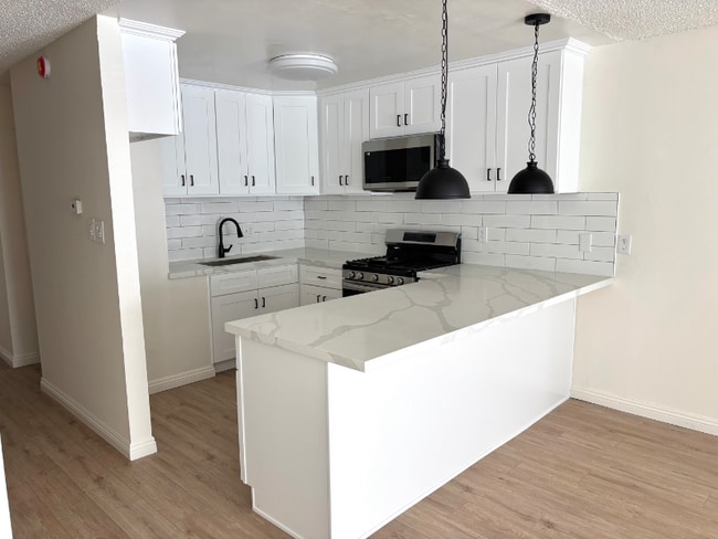 1670 W Broadway in Anaheim, CA - Building Photo - Building Photo