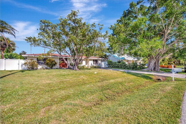 6313 Hollywood Blvd in Sarasota, FL - Building Photo - Building Photo