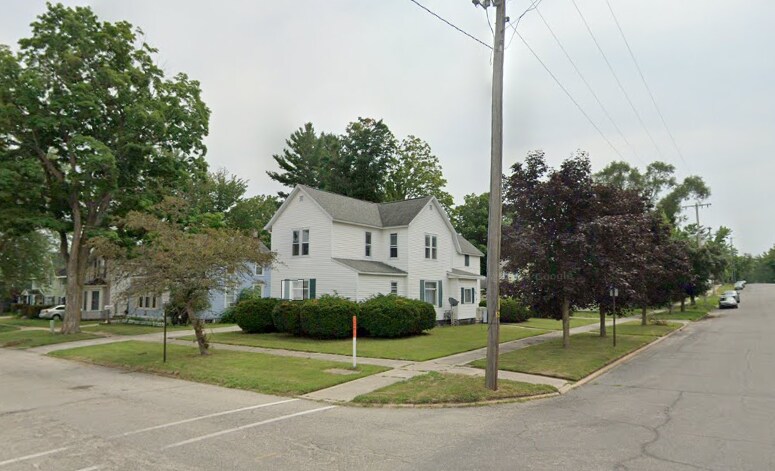 206 S Higbee St, Unit Lower in Reed City, MI - Foto de edificio