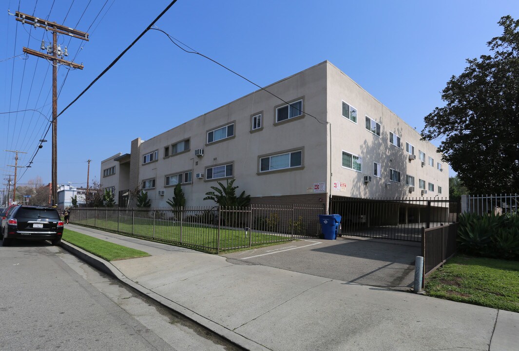 Woodman Manor Apartments in Van Nuys, CA - Building Photo