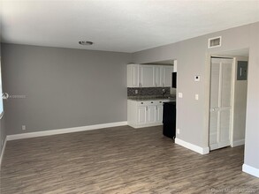 2324 Madison St-Unit -24 in Hollywood, FL - Foto de edificio - Building Photo