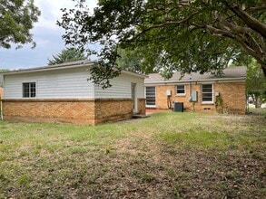 102 E Ireland Dr in Irving, TX - Building Photo - Building Photo