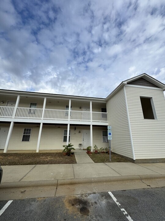 1150 Cross Creek Cir in Greenville, NC - Building Photo