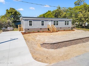 301 Barnes St in Emerald Isle, NC - Foto de edificio - Building Photo