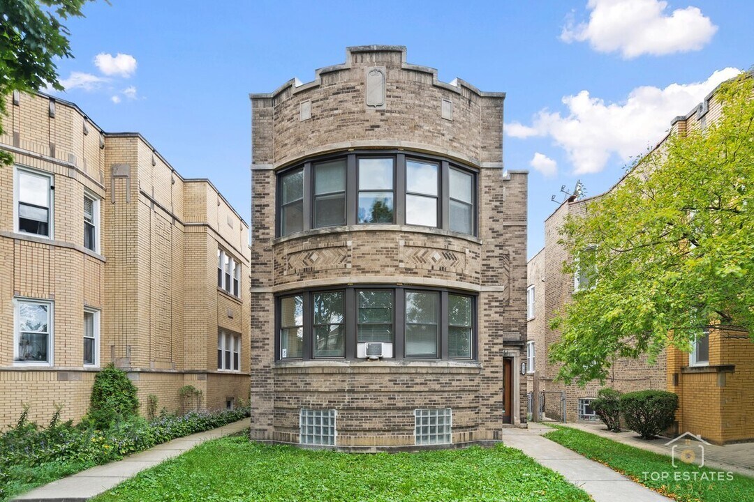 6738 N Rockwell St in Chicago, IL - Building Photo