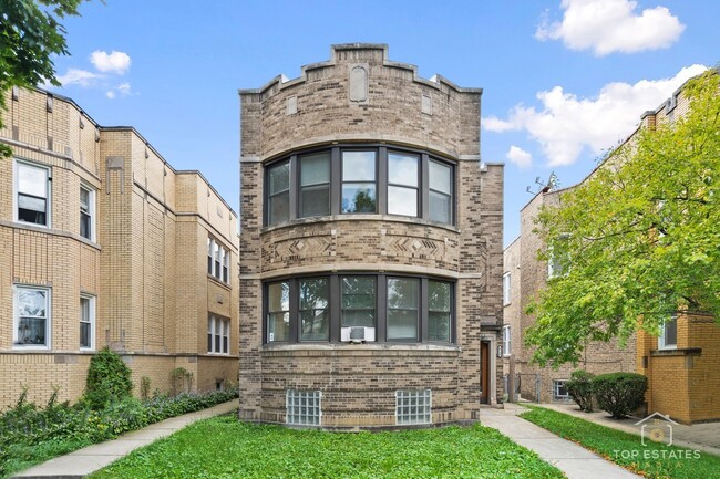 property at 6738 N Rockwell St