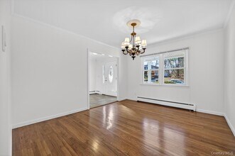 8 Blueberry Ln in Oyster Bay, NY - Foto de edificio - Building Photo