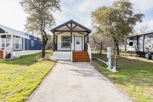 25928 Haynie Flat Rd in Spicewood, TX - Building Photo