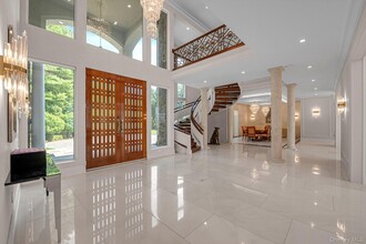 55 Coves Run in Syosset, NY - Building Photo - Building Photo