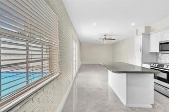 7110 Liberty St in Hollywood, FL - Building Photo - Building Photo
