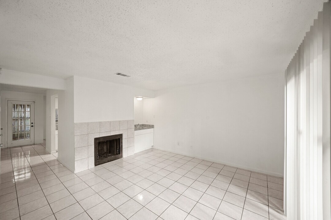 3987 Tanglewilde St in Houston, TX - Building Photo