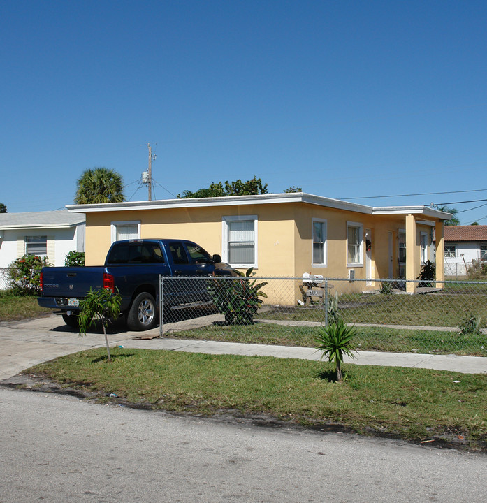 718-722 SW 3rd Pl in Dania Beach, FL - Building Photo